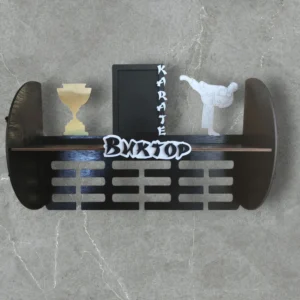 закачалка за медали карате с рафт за купи